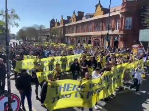 澳客网官网-忍无可忍！大批热刺球迷上街抗议：列维，滚出我们的俱乐部